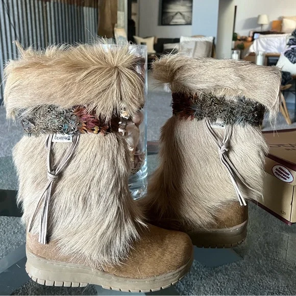 BearPaw Womens Boots Sz 8 KOLA Calf Sheep Skin Goat Fur Feathers Camel Mid-Calf - Picture 2 of 9